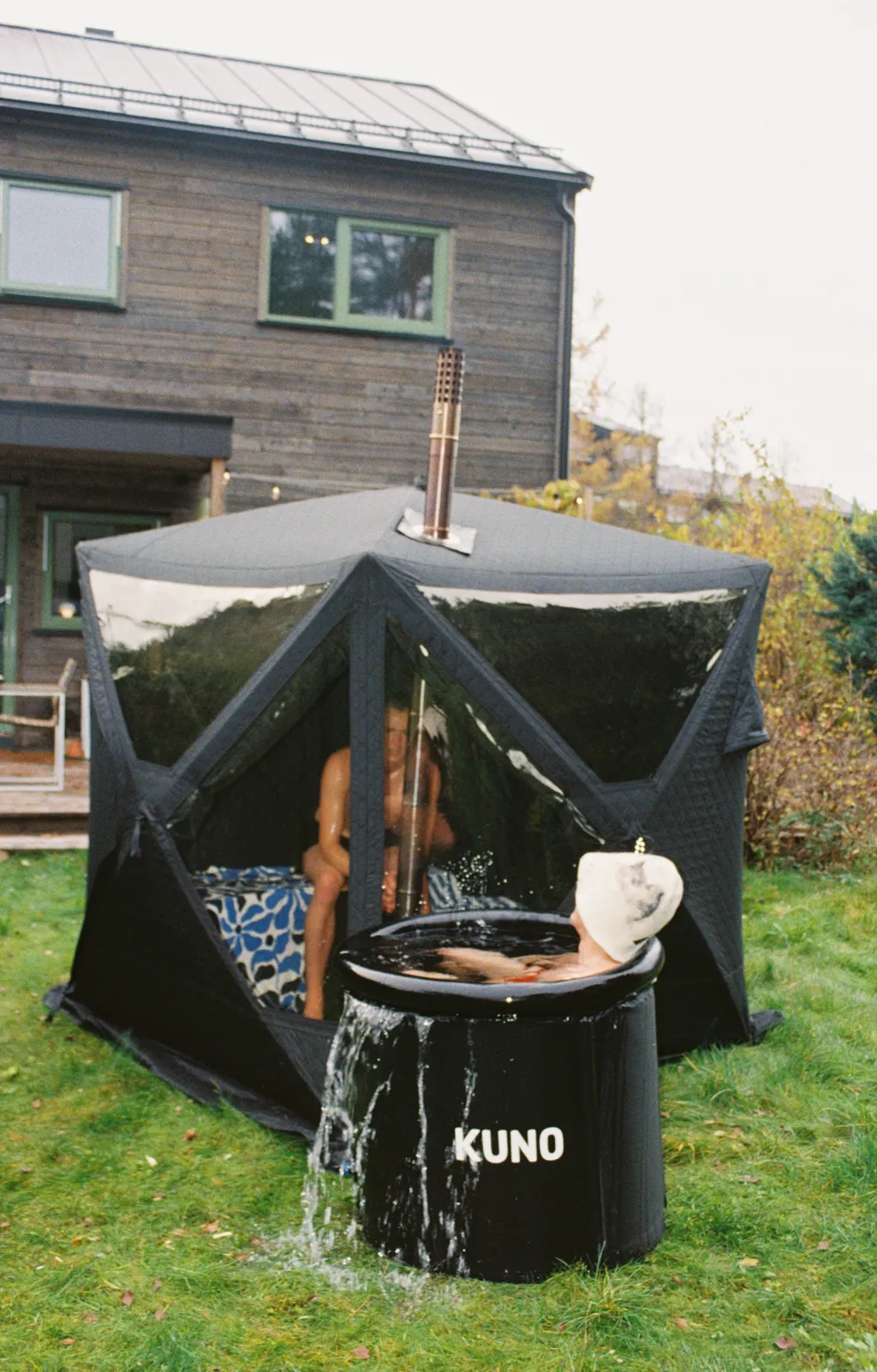 Badstutelt med kaldkulp i hagen