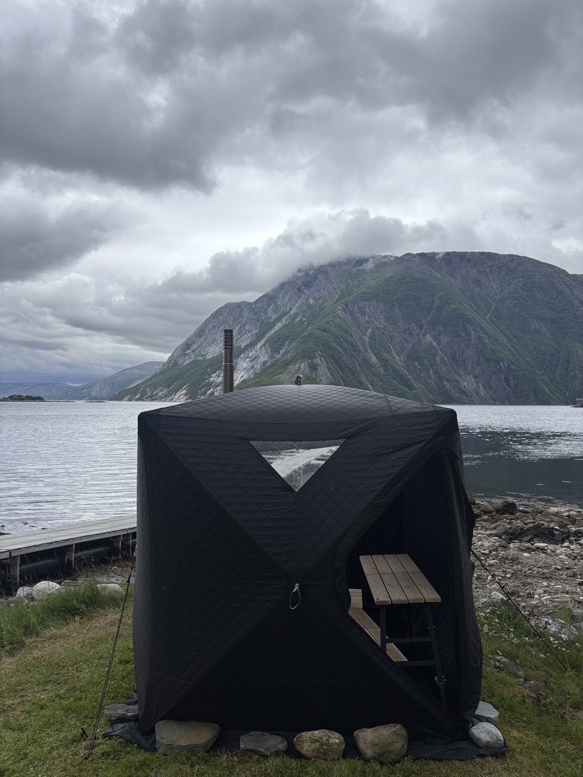Badstuteltet ved fjorden med utebenk
