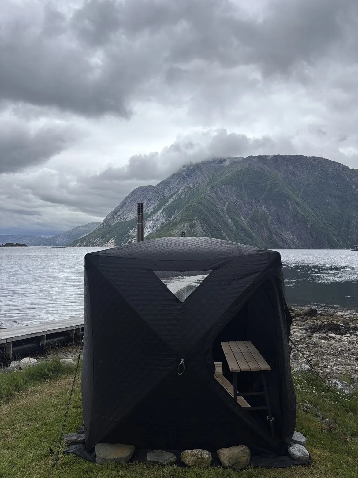 Badstuteltet ved fjorden med utebenk