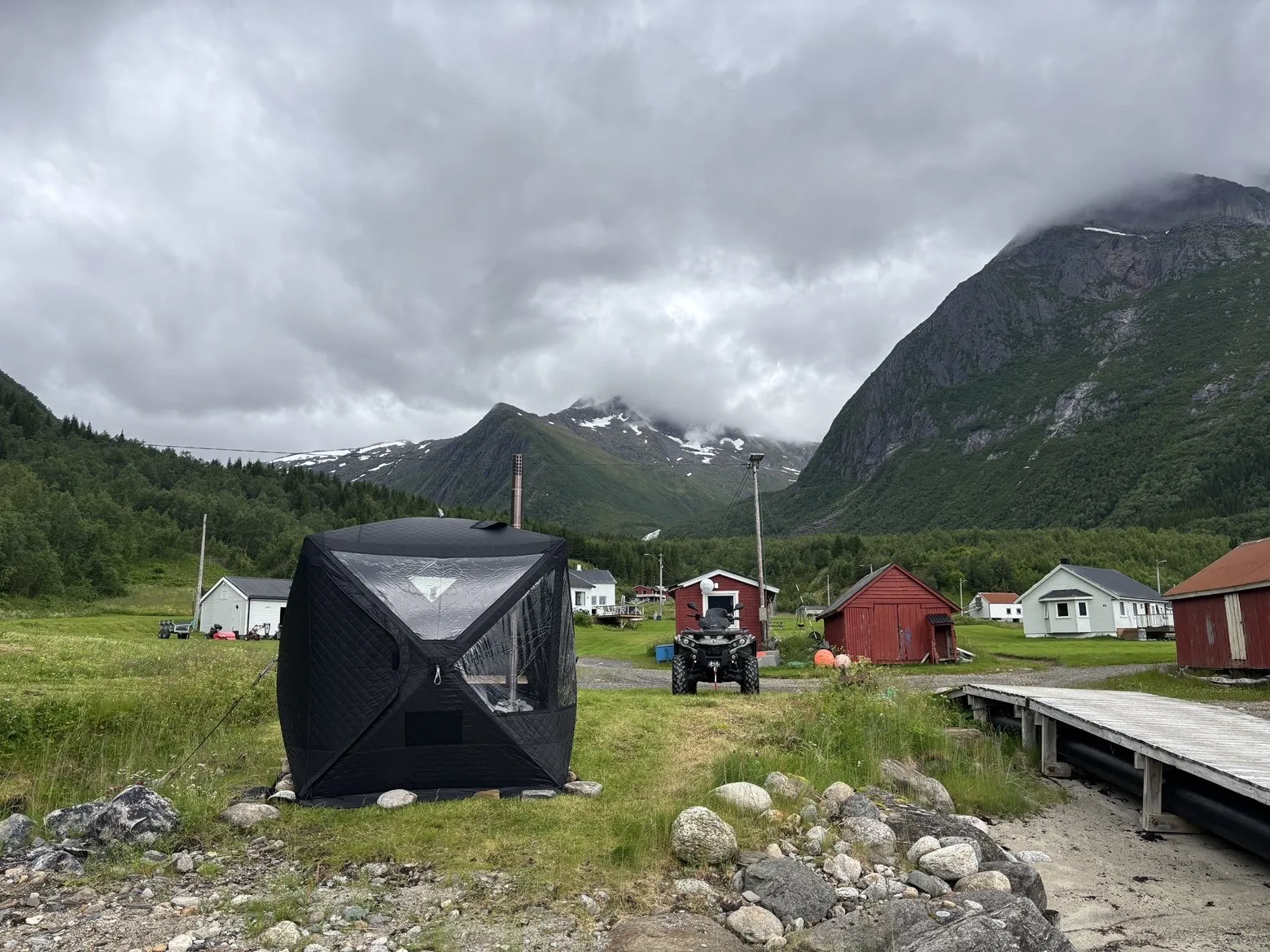 Badstuteltet i naturskjønne omgivelser med fjell
