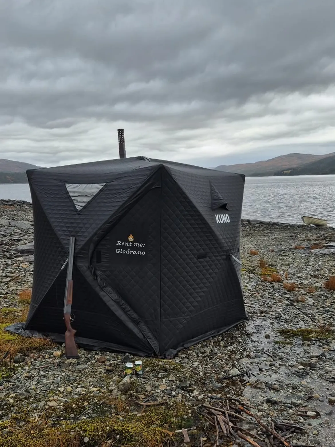 Glødro badstutelt med logo satt opp ved vannkanten – leie badstue i Bodø