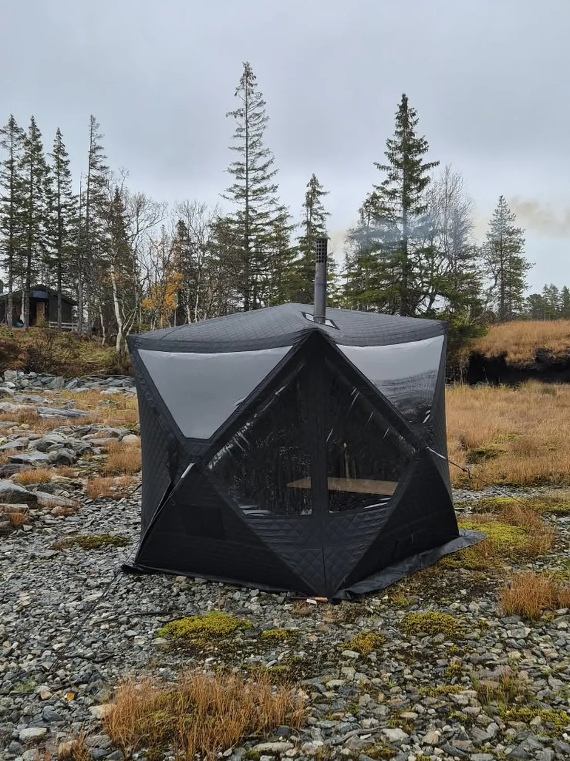 Badstutelt fra Glødro ved vannet en høstdag med hytte i bakgrunnen – leie badstue i Trondheim